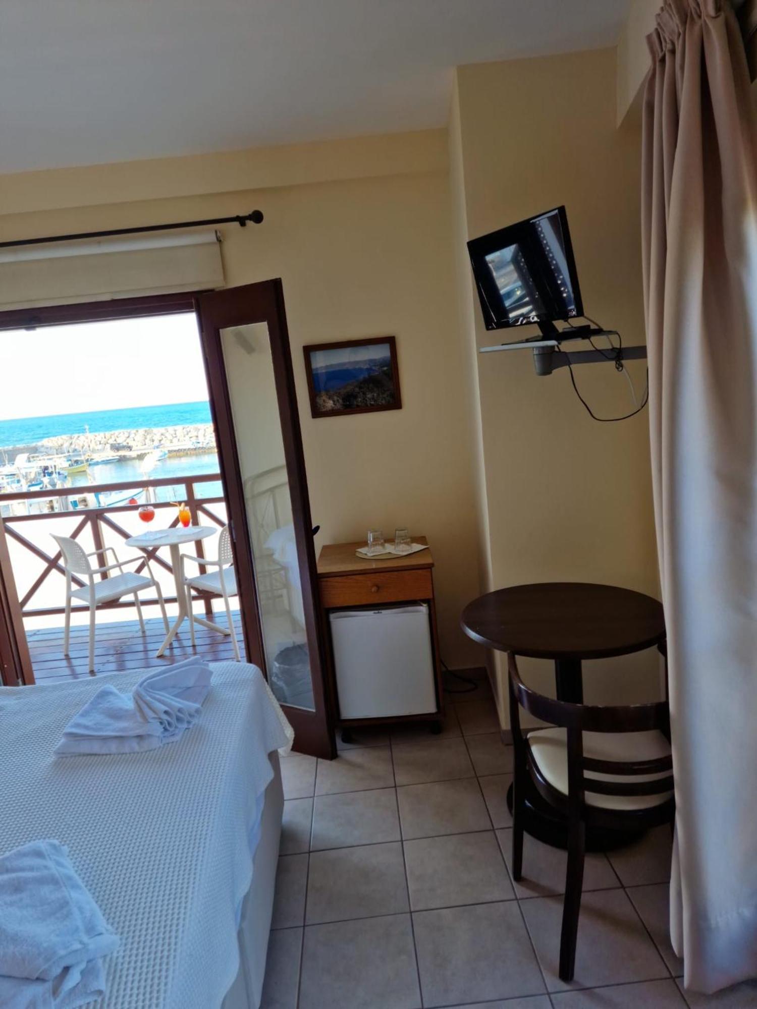 Y & P Latchi Hotel Rum bild